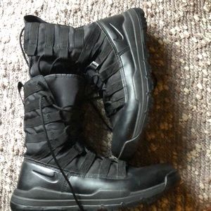 Nike men’s high top combat 11